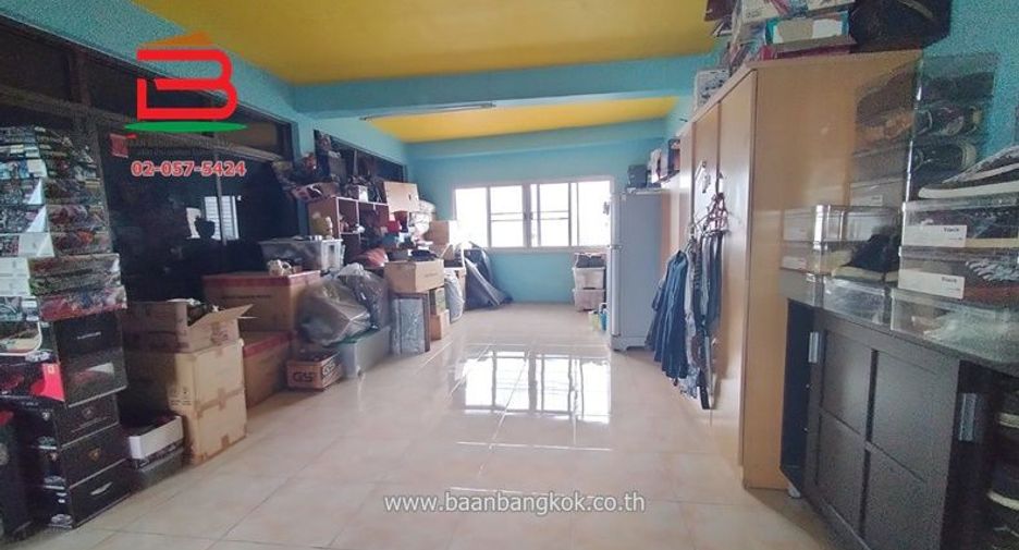 For sale 3 bedrooms retail Space in Prawet, Bangkok