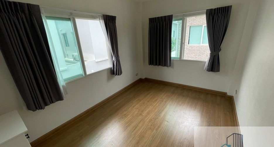 For sale 4 bedrooms house in Khlong Luang, Pathum Thani