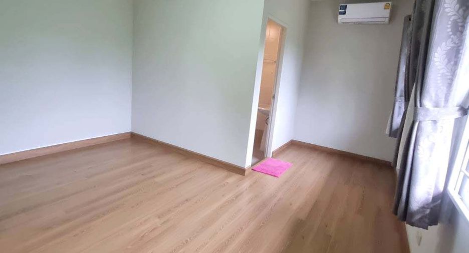 For rent 4 bedrooms house in San Kamphaeng, Chiang Mai