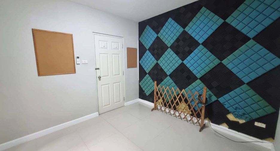 For rent 4 bedrooms house in San Kamphaeng, Chiang Mai
