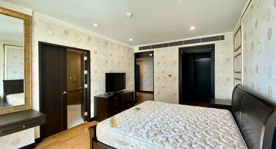 For rent 4 bedrooms condo in Pathum Wan, Bangkok