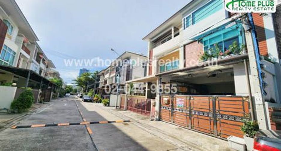 For sale 4 bedrooms townhouse in Yan Nawa, Bangkok