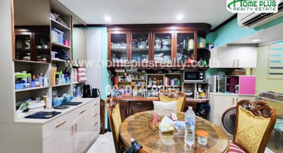 For sale 4 bedrooms townhouse in Yan Nawa, Bangkok