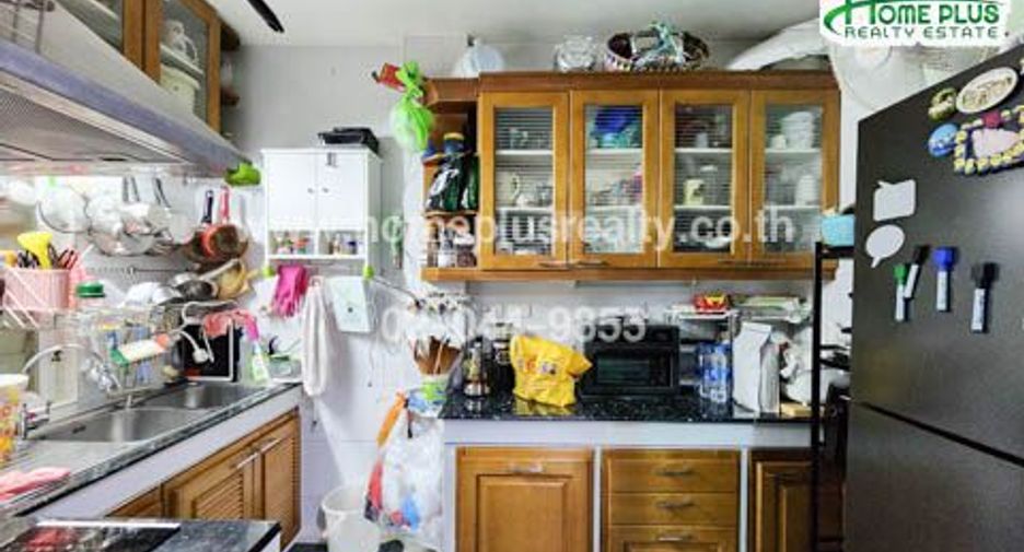 For sale 4 bedrooms townhouse in Yan Nawa, Bangkok