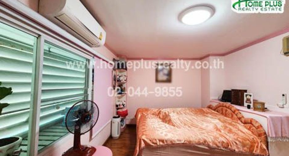 For sale 4 bedrooms townhouse in Yan Nawa, Bangkok