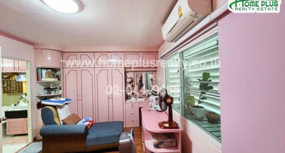 For sale 4 bedrooms townhouse in Yan Nawa, Bangkok