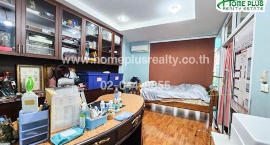For sale 4 bedrooms townhouse in Yan Nawa, Bangkok