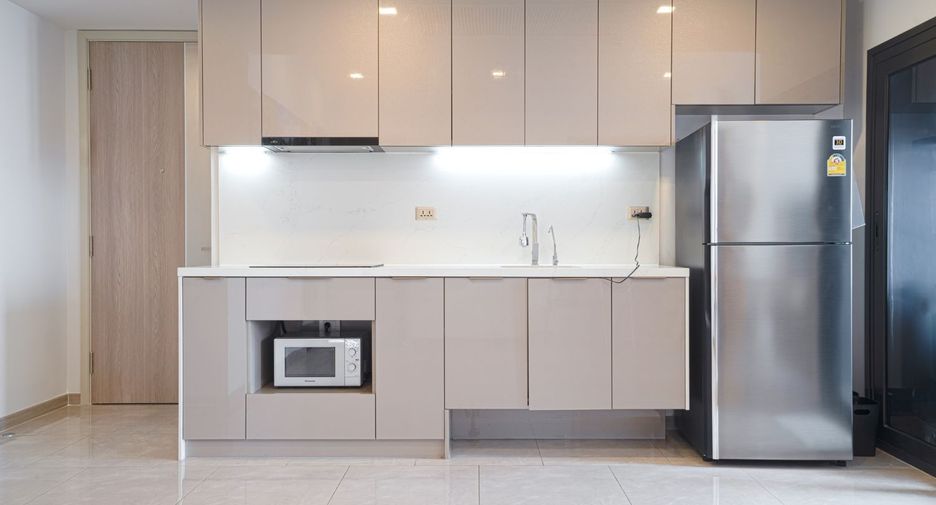 For rent 2 bedrooms condo in Huai Khwang, Bangkok