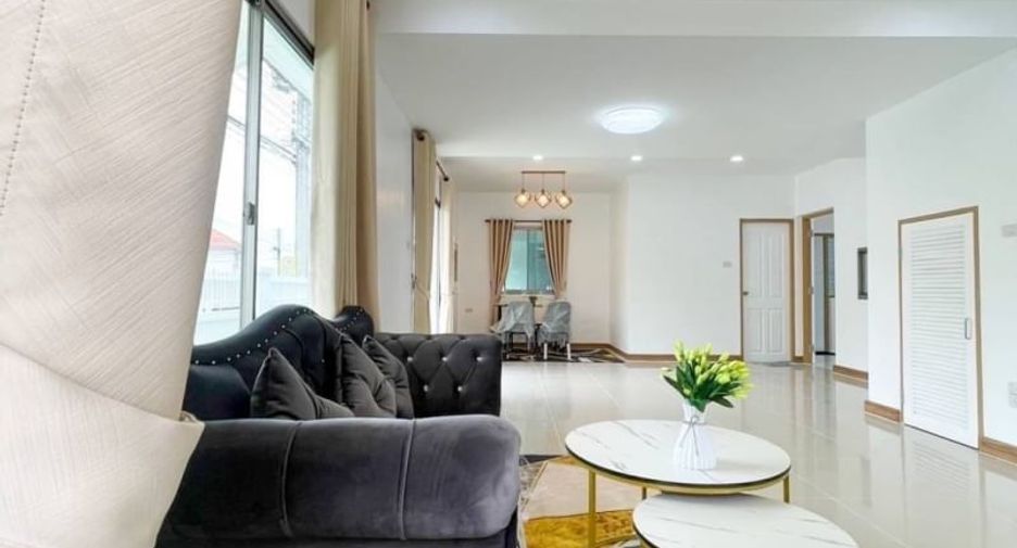 For sale 3 bedrooms house in Si Racha, Chonburi