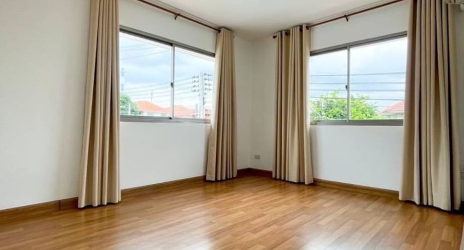 For sale 3 bedrooms house in Si Racha, Chonburi
