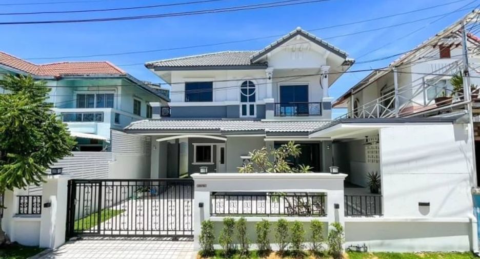 For sale 3 bedrooms house in Si Racha, Chonburi