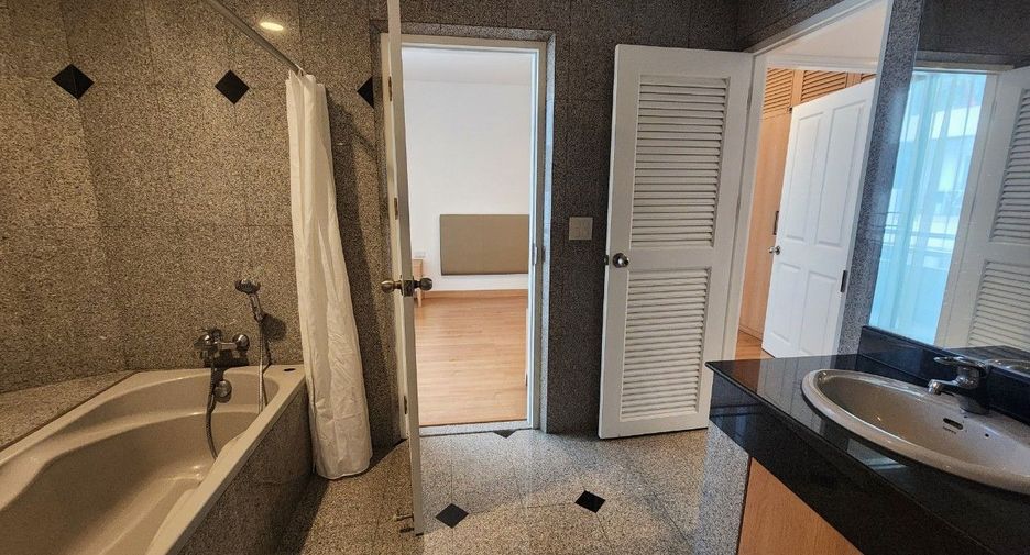 For rent 4 bedrooms apartment in Khlong Toei, Bangkok