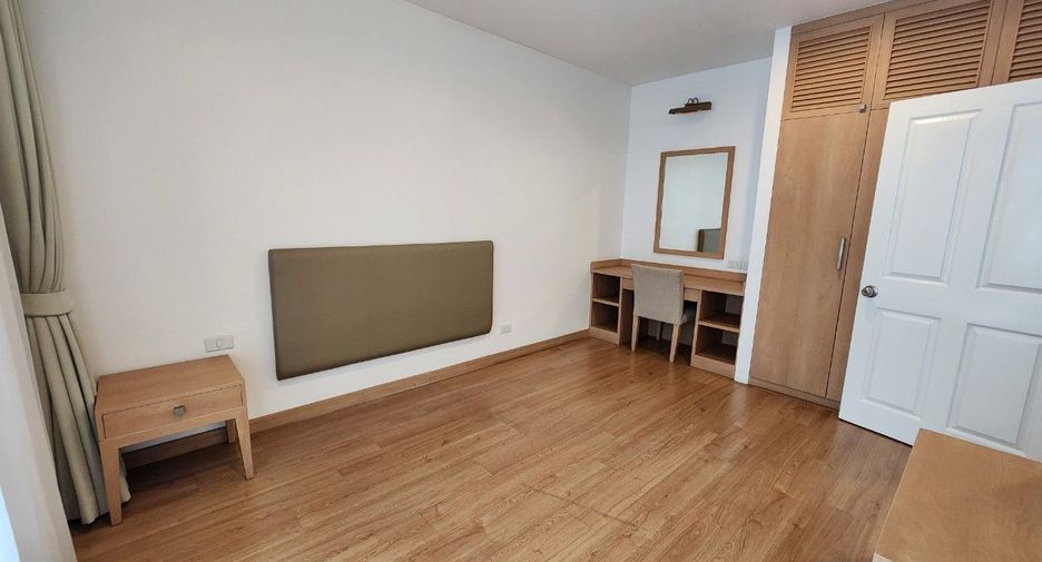 For rent 4 bedrooms apartment in Khlong Toei, Bangkok