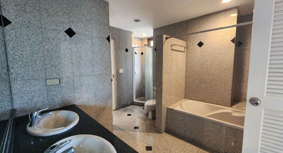 For rent 4 bedrooms apartment in Khlong Toei, Bangkok