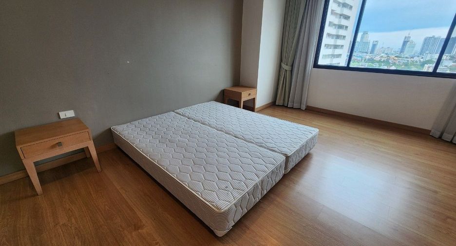For rent 4 bedrooms apartment in Khlong Toei, Bangkok