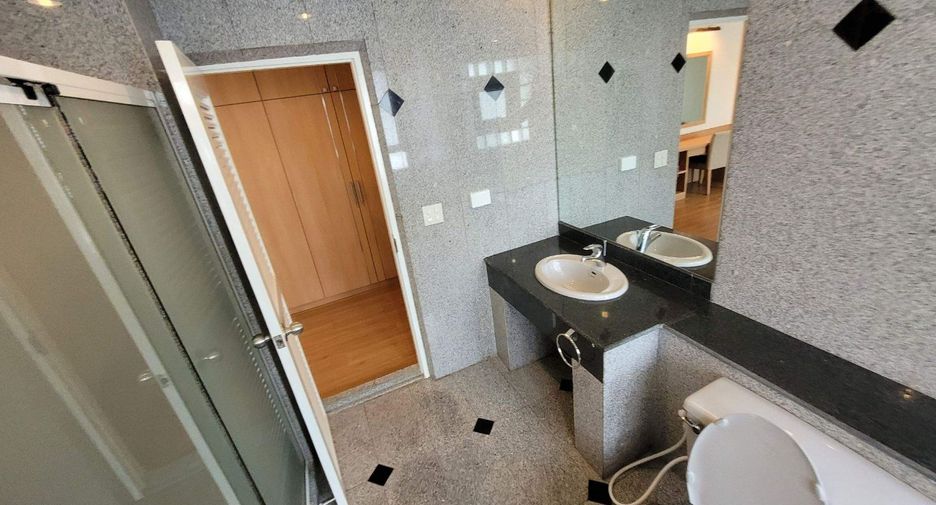 For rent 2 bedrooms apartment in Khlong Toei, Bangkok