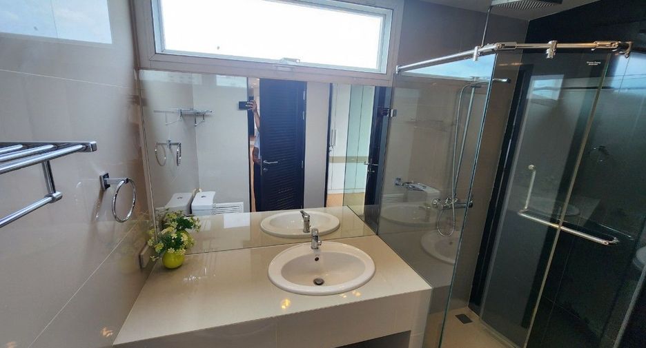 For rent 2 bedrooms apartment in Khlong Toei, Bangkok