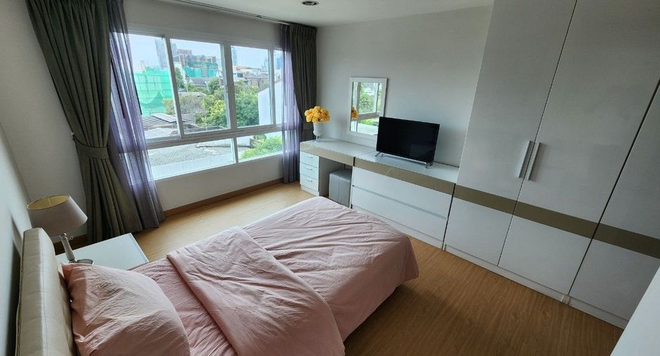 For rent 2 bedrooms apartment in Khlong Toei, Bangkok