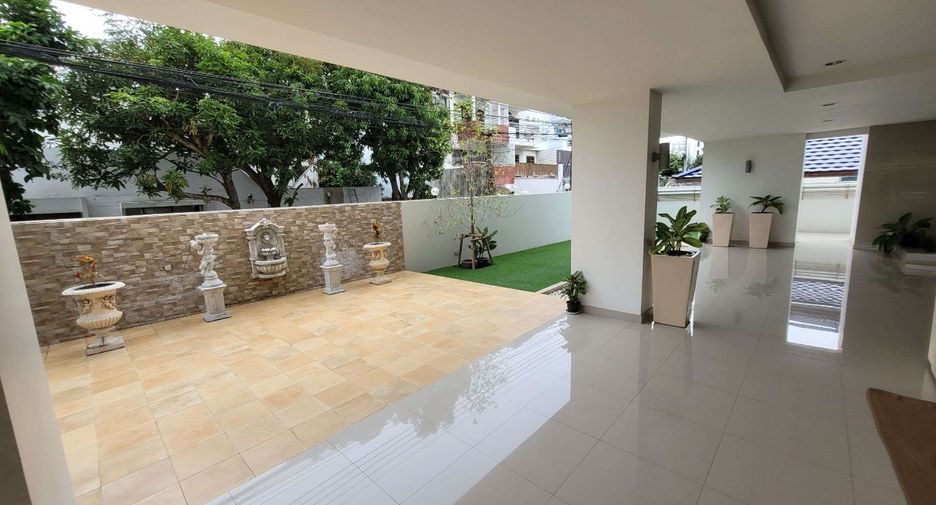 For rent 2 bedrooms apartment in Khlong Toei, Bangkok