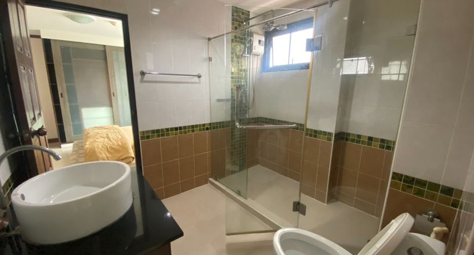 For rent 3 bedrooms apartment in Khlong Toei, Bangkok