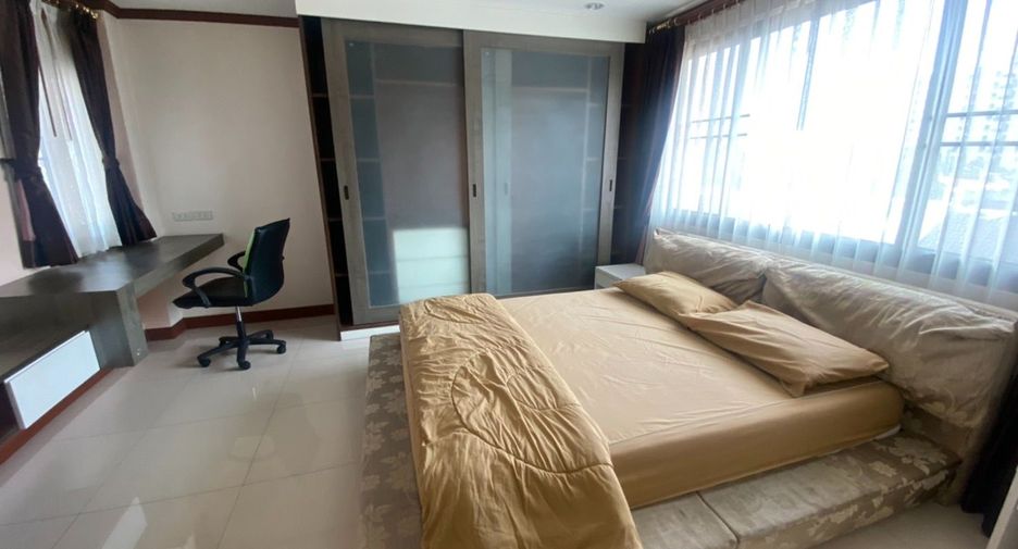 For rent 3 bedrooms apartment in Khlong Toei, Bangkok