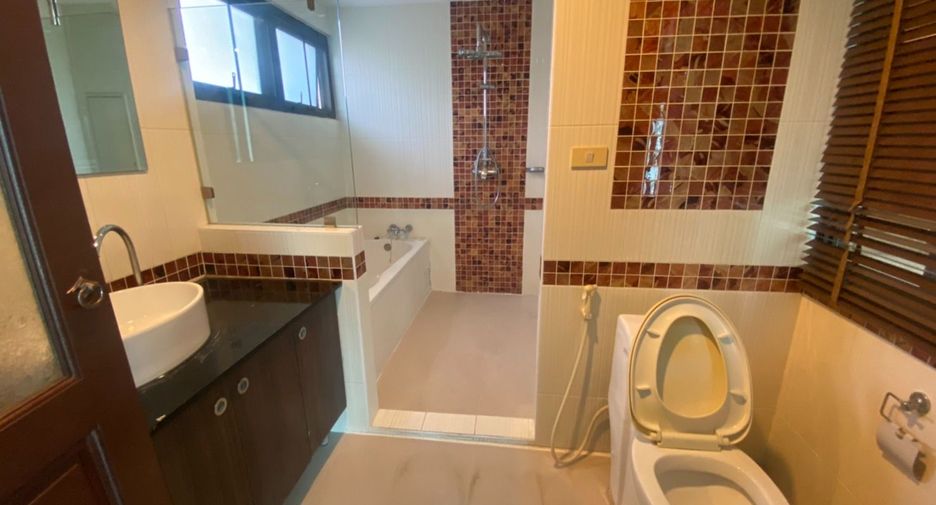 For rent 3 bedrooms apartment in Khlong Toei, Bangkok