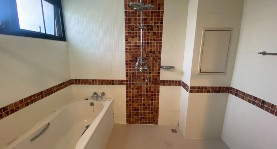 For rent 3 bedrooms apartment in Khlong Toei, Bangkok