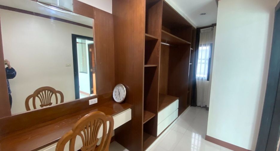 For rent 3 bedrooms apartment in Khlong Toei, Bangkok