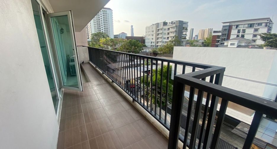 For rent 3 bedrooms apartment in Khlong Toei, Bangkok