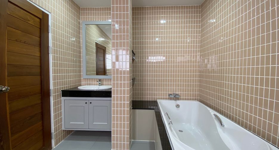 For rent and for sale 3 bedrooms house in San Kamphaeng, Chiang Mai