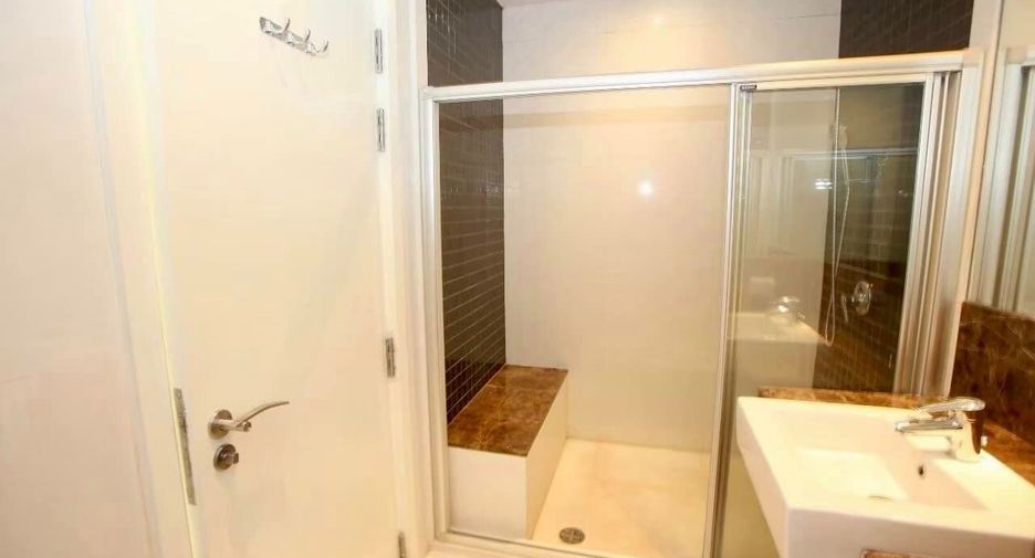 For rent 4 bedrooms condo in Pathum Wan, Bangkok