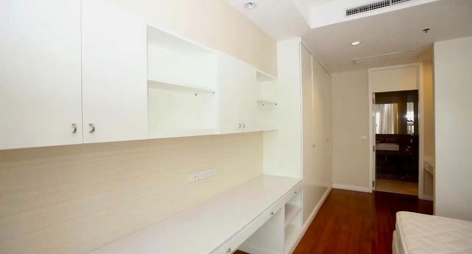 For rent 4 bedrooms condo in Pathum Wan, Bangkok