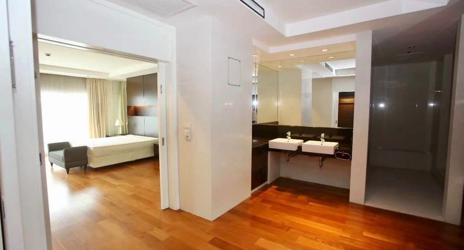 For rent 4 bedrooms condo in Pathum Wan, Bangkok