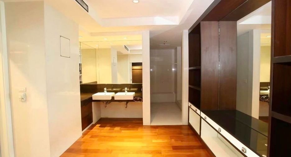 For rent 4 bedrooms condo in Pathum Wan, Bangkok