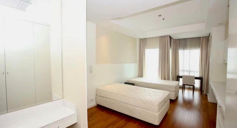 For rent 4 bedrooms condo in Pathum Wan, Bangkok