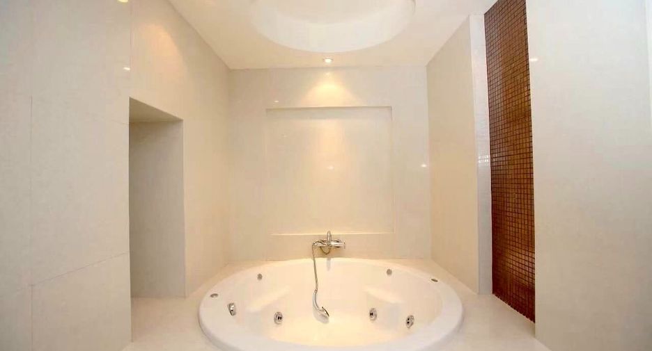 For rent 4 bedrooms condo in Pathum Wan, Bangkok