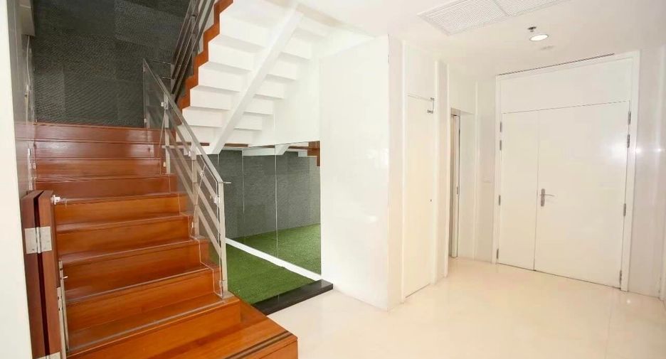 For rent 4 bedrooms condo in Pathum Wan, Bangkok