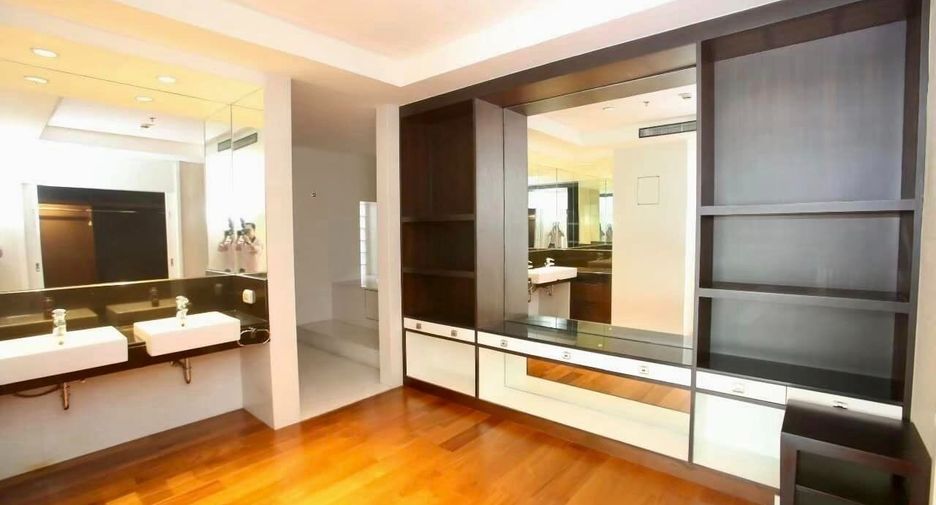 For rent 4 bedrooms condo in Pathum Wan, Bangkok