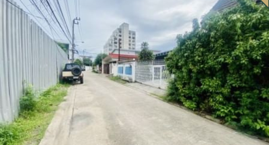 出售 土地 在 Phra Khanong, 曼谷