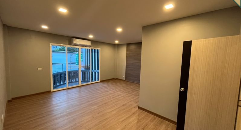 For sale 4 bedrooms retail Space in Yan Nawa, Bangkok
