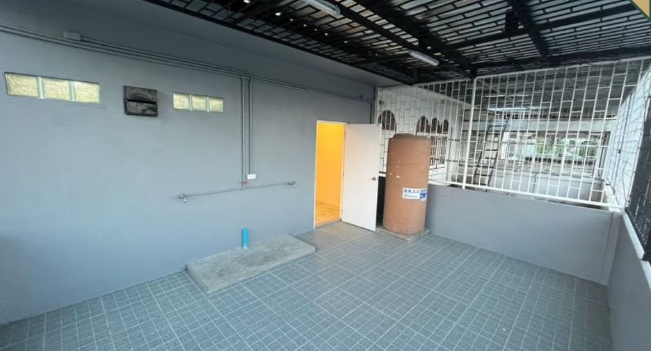 For sale 4 bedrooms retail Space in Yan Nawa, Bangkok