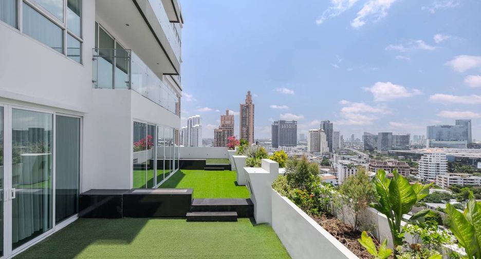 For rent 3 bedrooms condo in Khlong Toei, Bangkok