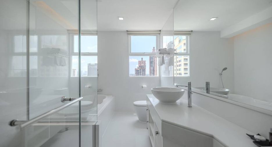 For rent 3 bedrooms condo in Khlong Toei, Bangkok