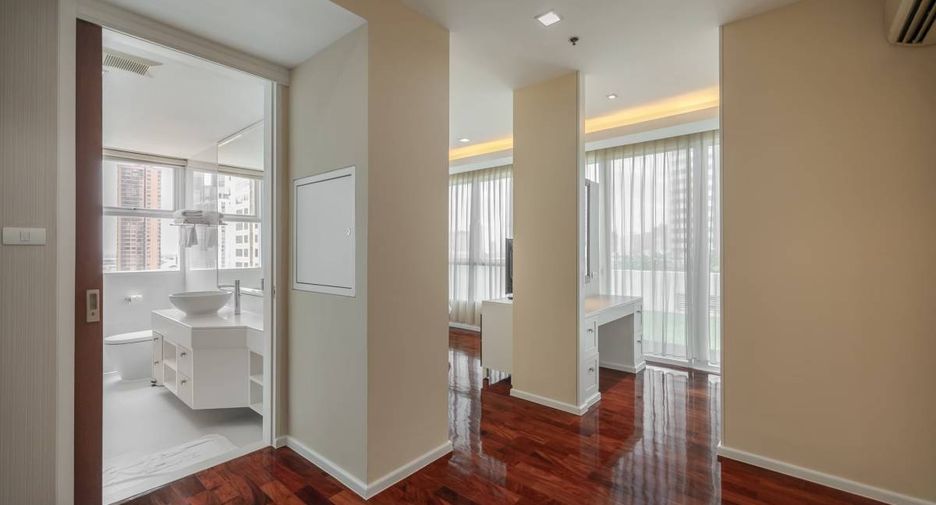 For rent 3 bedrooms condo in Khlong Toei, Bangkok