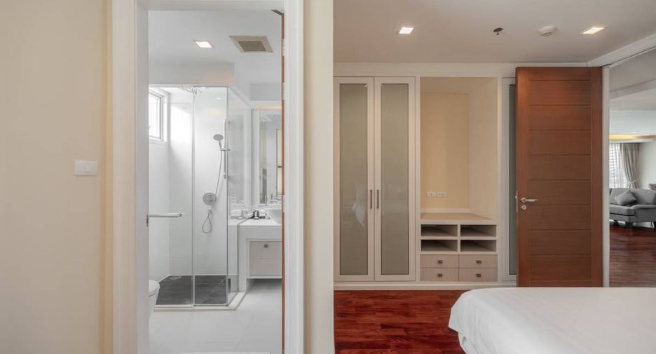 For rent 3 bedrooms condo in Khlong Toei, Bangkok