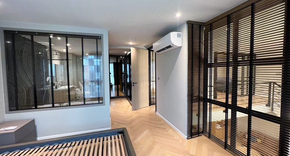 For sale 4 bedrooms condo in Watthana, Bangkok