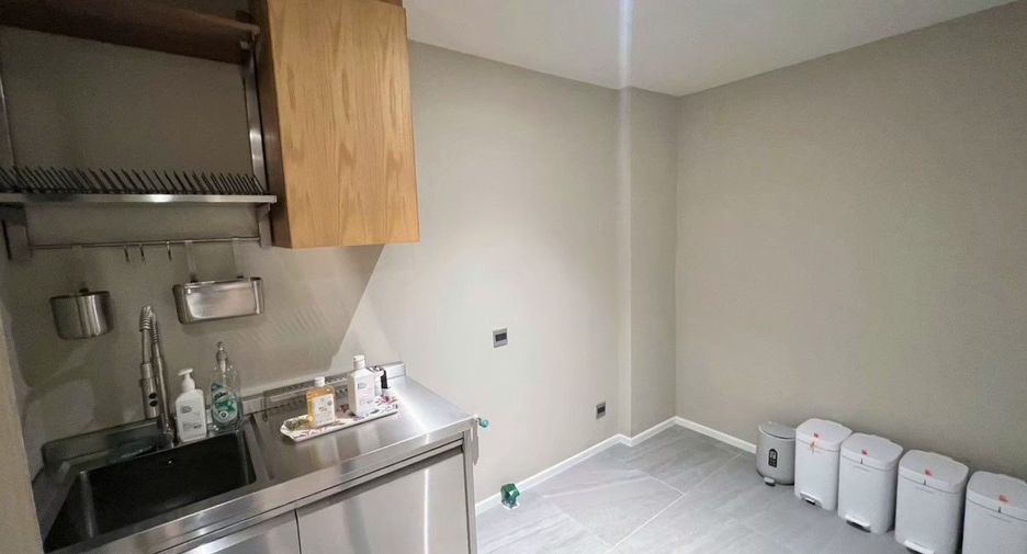 For sale 4 bedrooms condo in Watthana, Bangkok