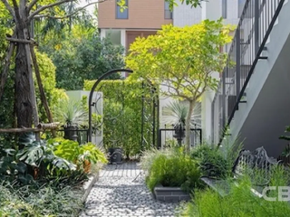 For sale 5 Beds house in Huai Khwang, Bangkok