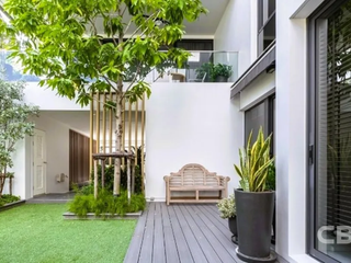For sale 5 Beds house in Huai Khwang, Bangkok