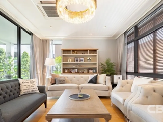For sale 5 Beds house in Huai Khwang, Bangkok